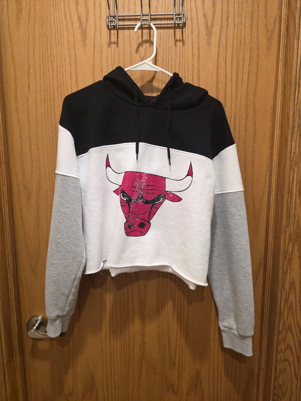 NBA Colorblock Cropped Hoodie with Chicago Bulls Logo